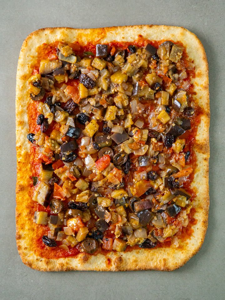 Pizza Romana Crocante Caponata congelada vista de cima, com caponata de berinjela, azeitonas e cebola sobre passata de tomate
