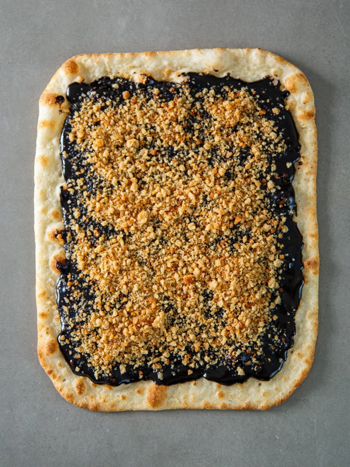 Pizza Romana Crocante Chocookie congelada vista de cima, com ganache de chocolate e farofa de cookie