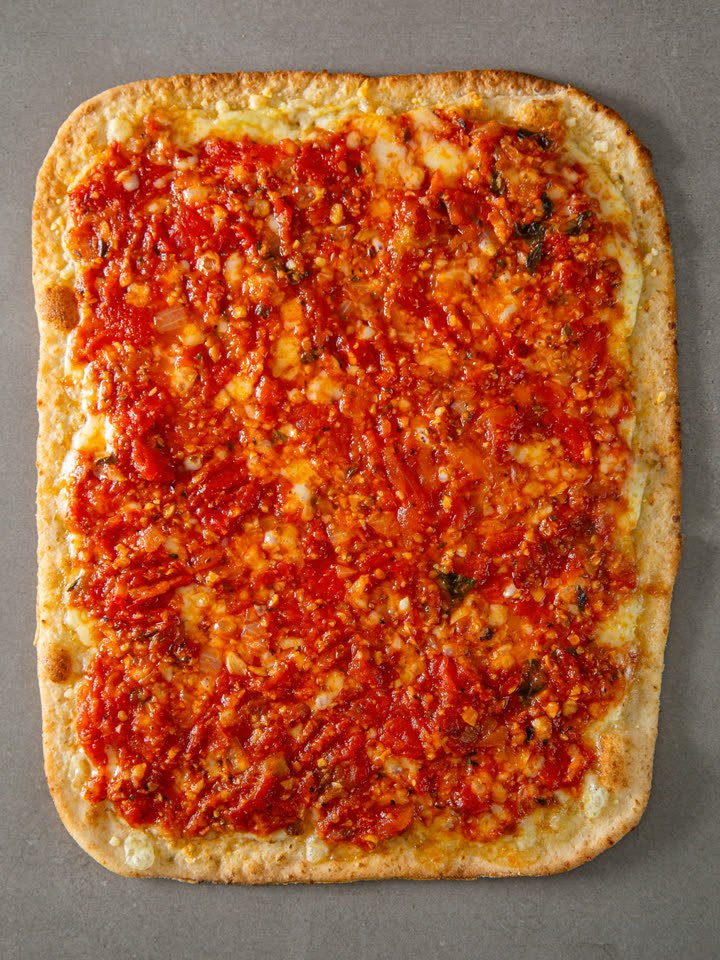 Pizza Romana Crocante Marinara congelada vista de cima, coberta com passata rústica de tomate e alho