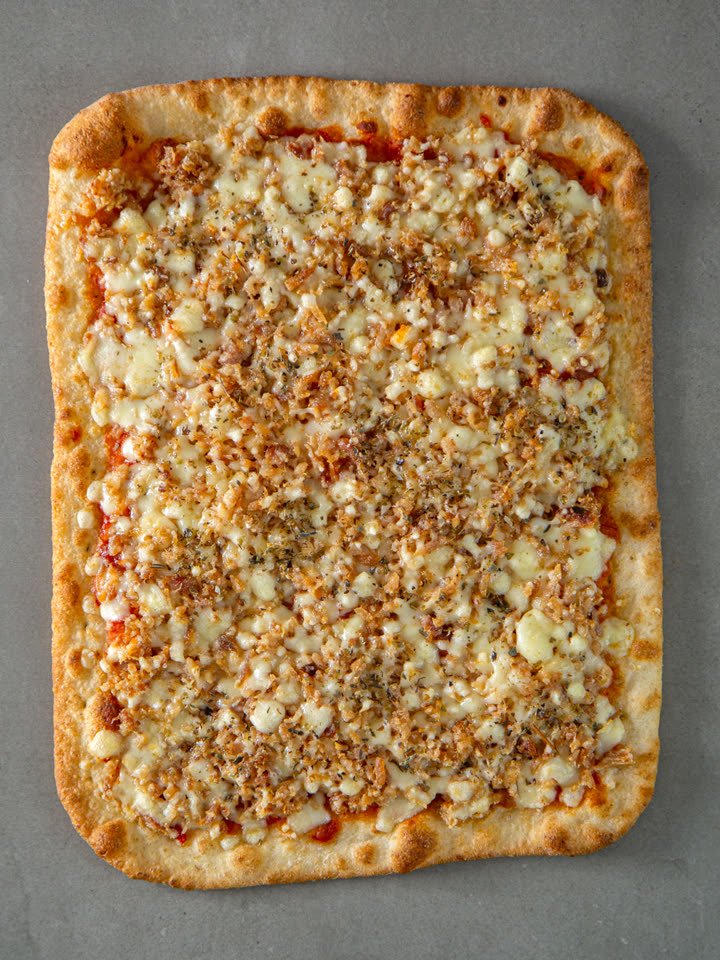Pizza Romana Crocante Pernil congelada vista de cima, com pernil desfiado e muçarela